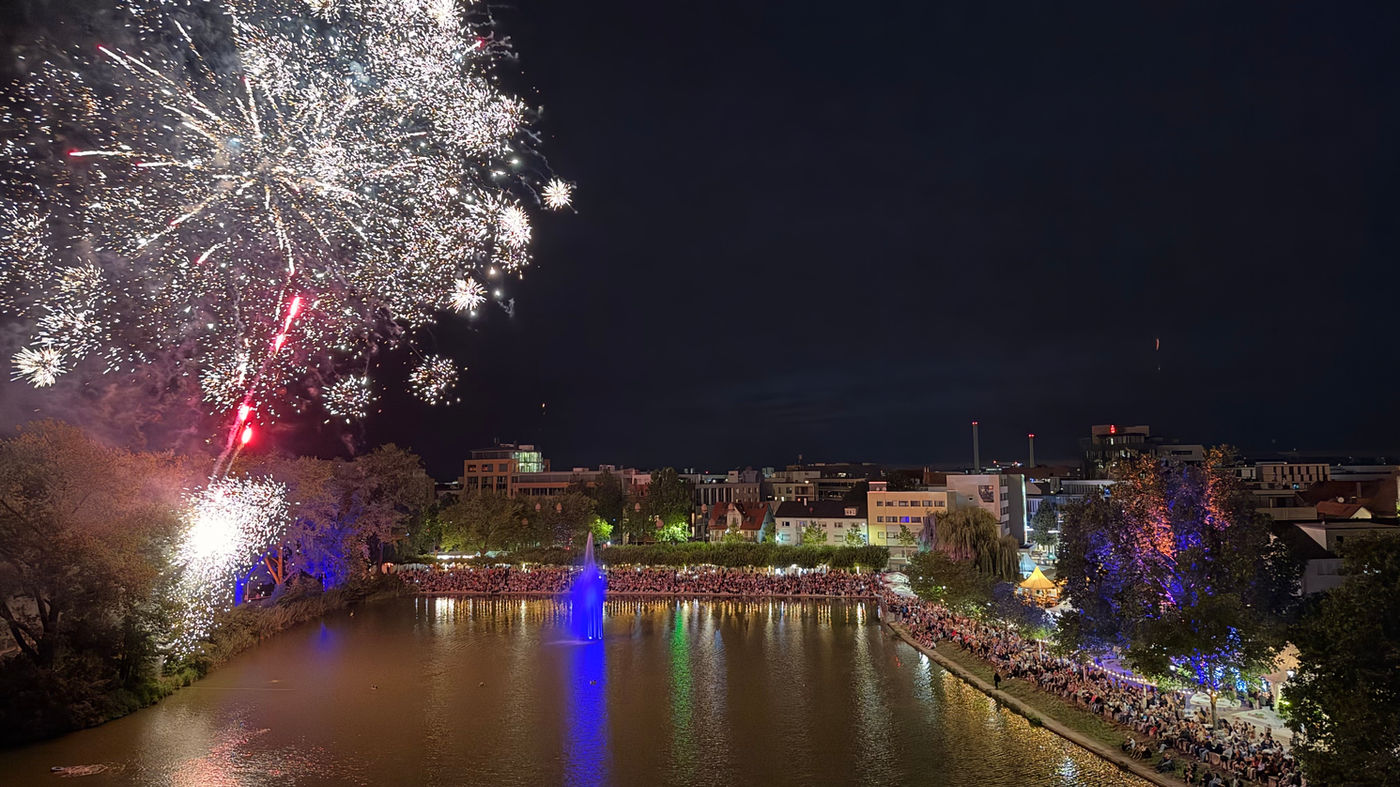 Feuerwerk über dem See beim Schlemmen am See