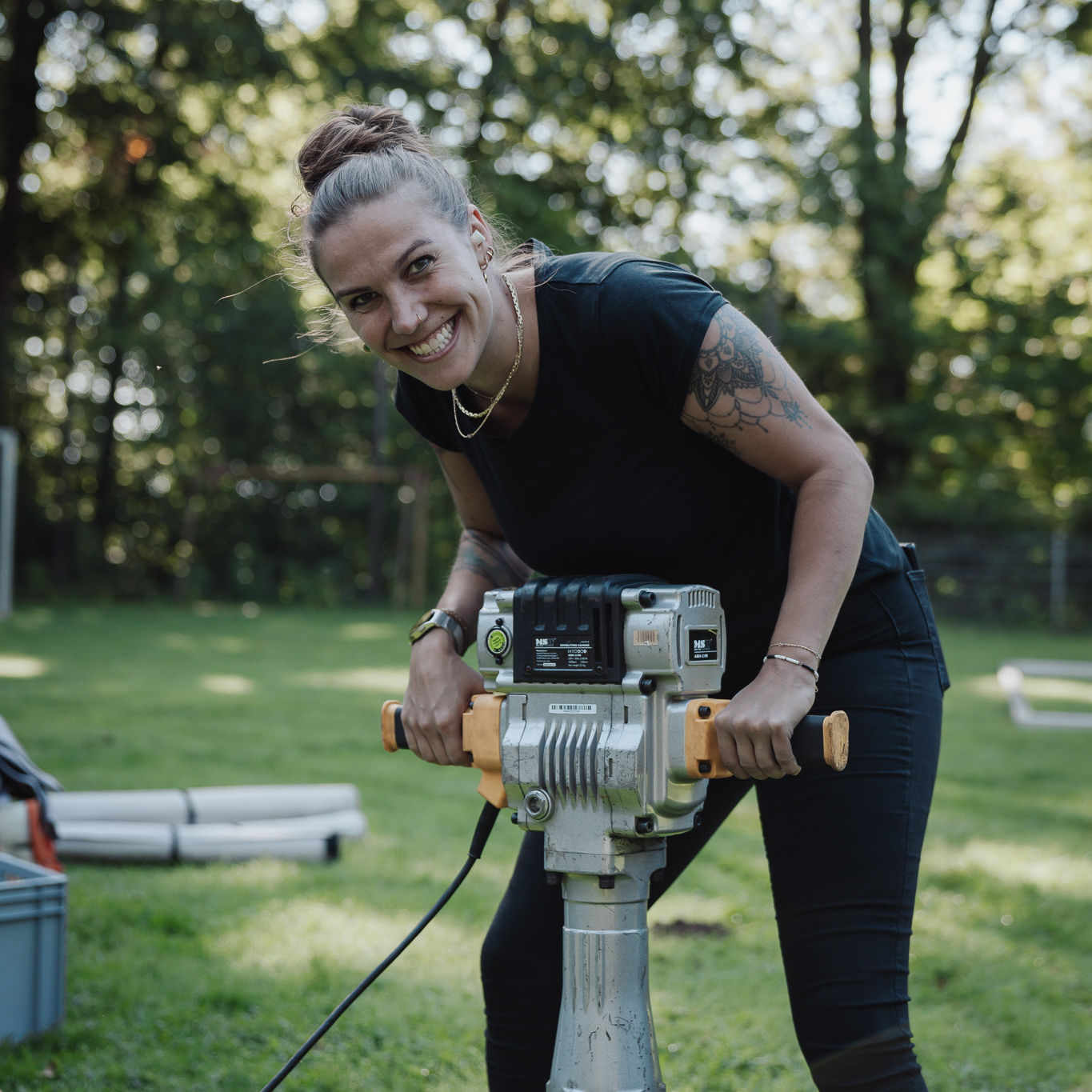 Leonie Großkopf beim Aufbau auf einer Wiese