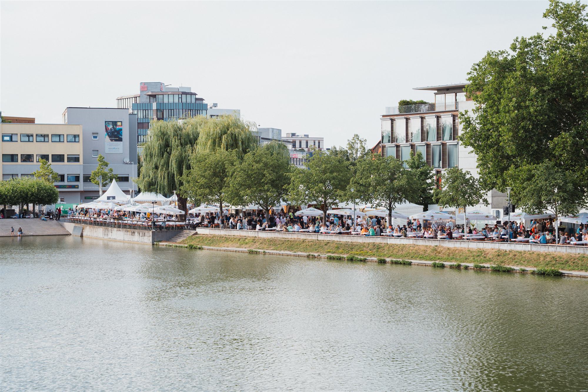 Seeufer in Böblingen voller Gäste und Zelte beim Schlemmen am See 2026